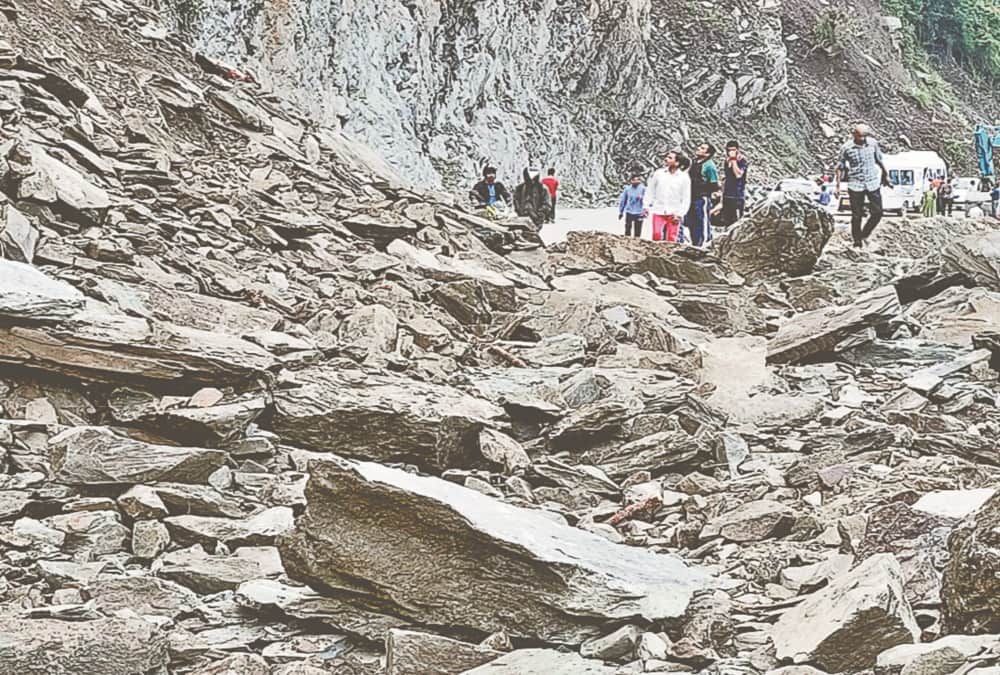 Rishikesh-Badrinath Highway: Road closed due to heavy landslide And 200 vehicles stuck in jam photos