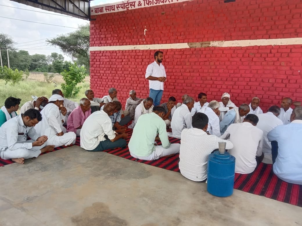 Farmers did not get relief even after spending 6.34 lakh rupees, helpless cows are ruining crops