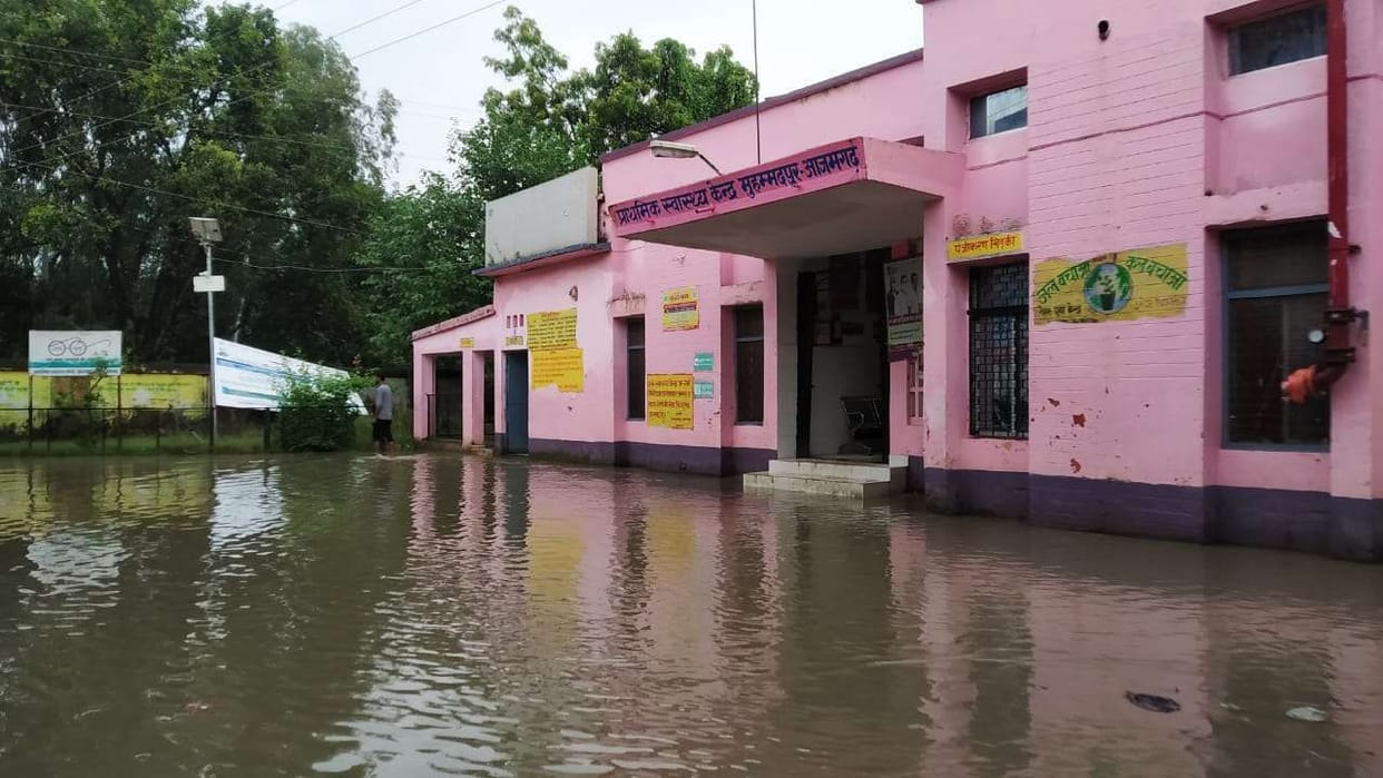 Rain water filled in the hospital, doctors and patients upset