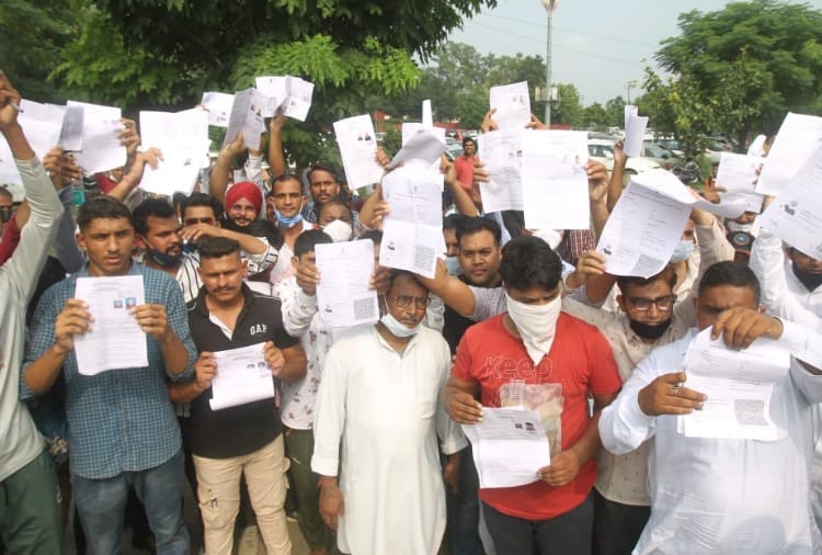 Candidates Came for Recruitment of Drivers in High Court stopped by Examiners for Not Bringing Certificates of both vaccines or the RTPCR report