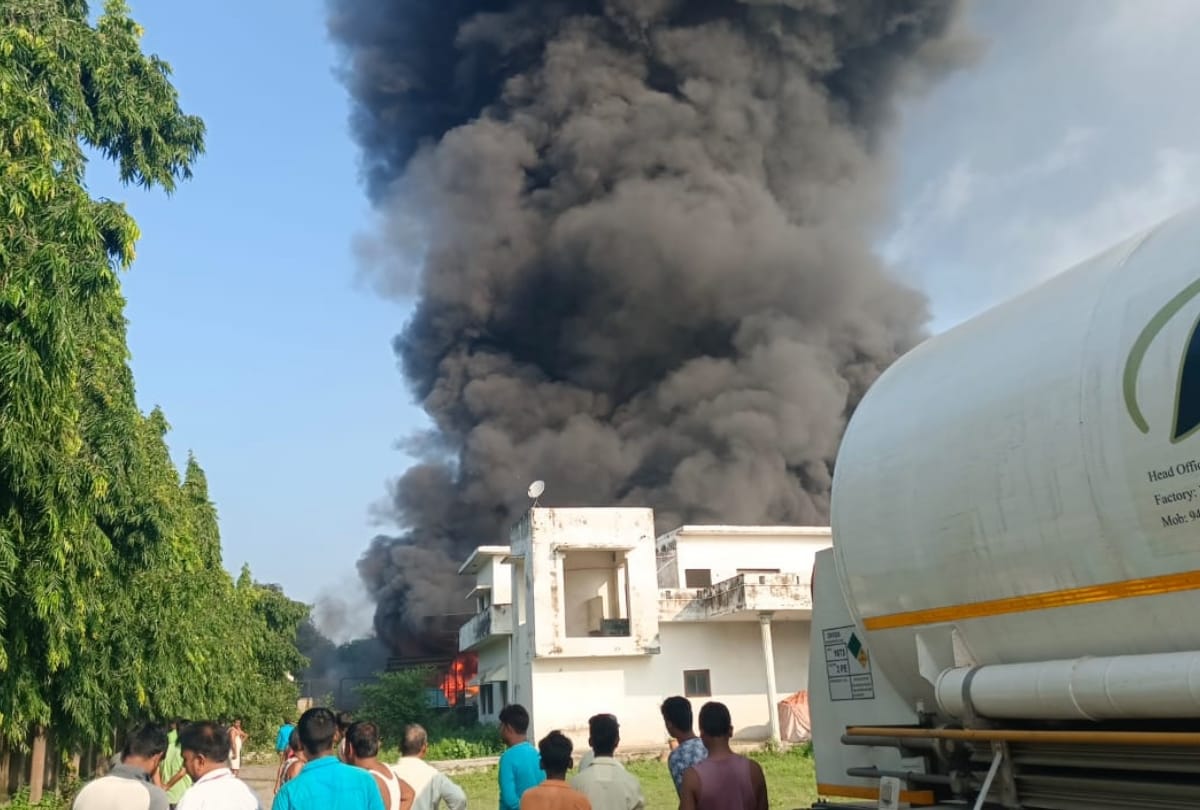 A plastic factory catches fire in Madiyaon Lucknow.