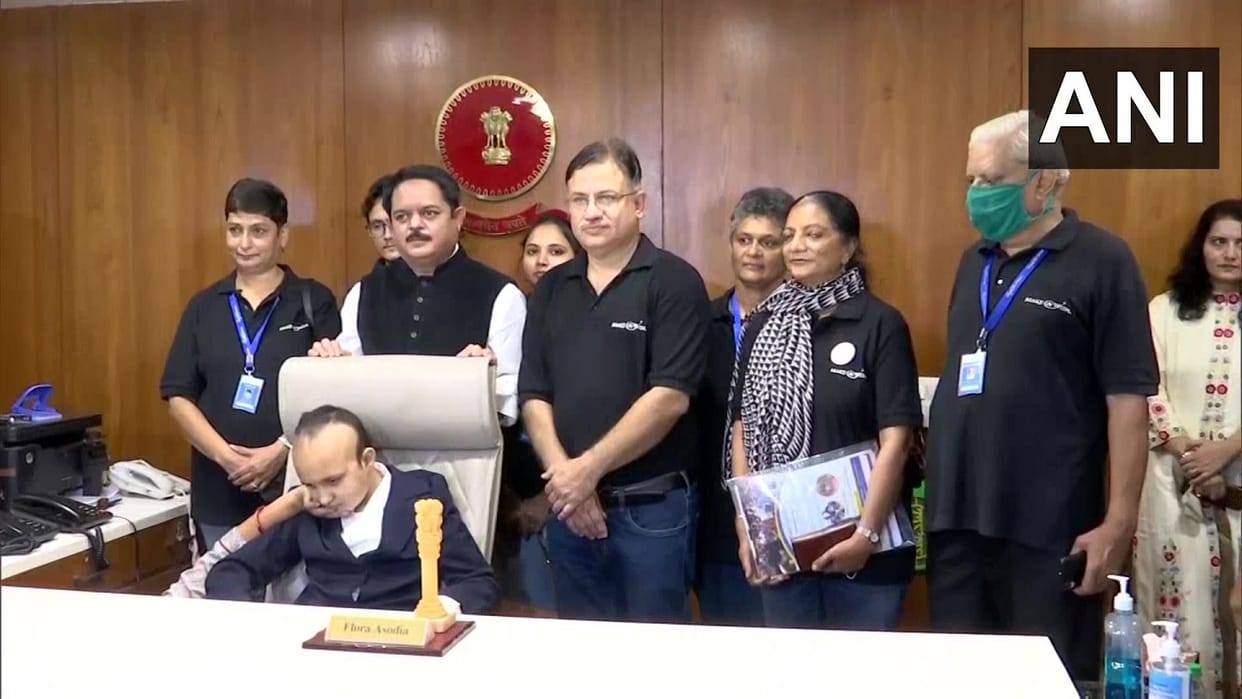 Gujarat: 11 year old girl Flora Asodia suffering from a brain tumor was made Ahmedabad collector for one day