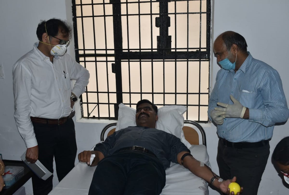 80 policemen including SSP donated blood in Agra