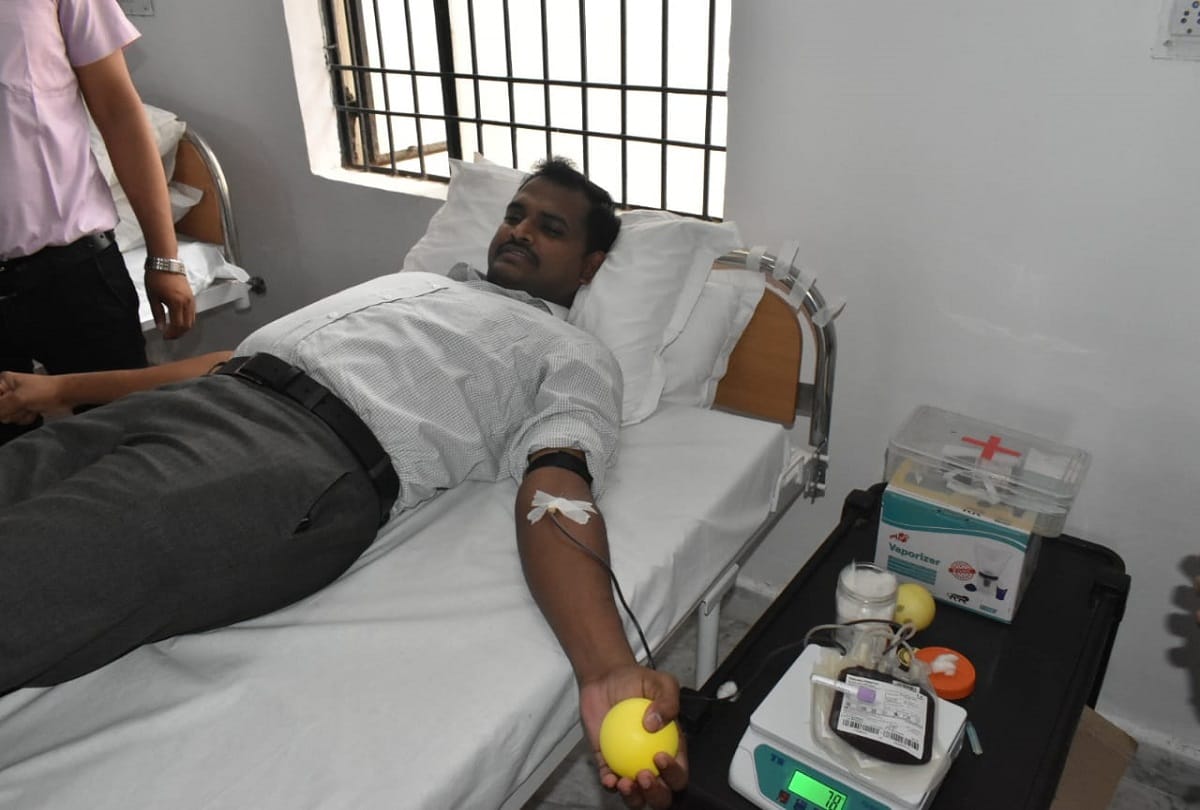 80 policemen including SSP donated blood in Agra