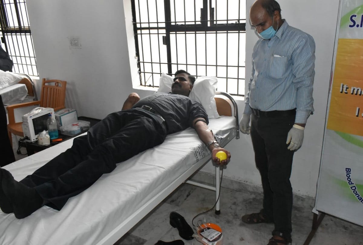 80 policemen including SSP donated blood in Agra