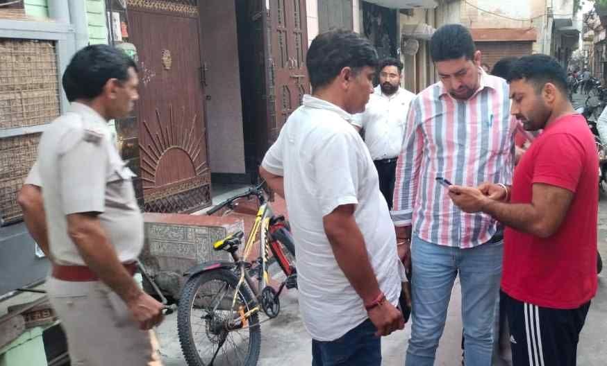 Masked youth looted gold worth 2.5 lakhs from artisan in Arya Nagar