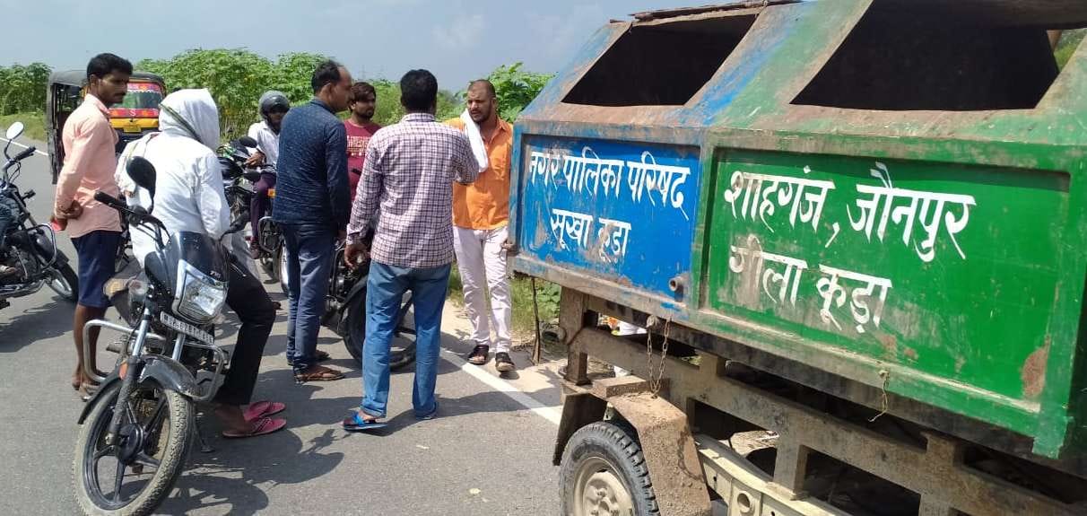 People caught the vehicle that came to drop garbage from Jaunpur