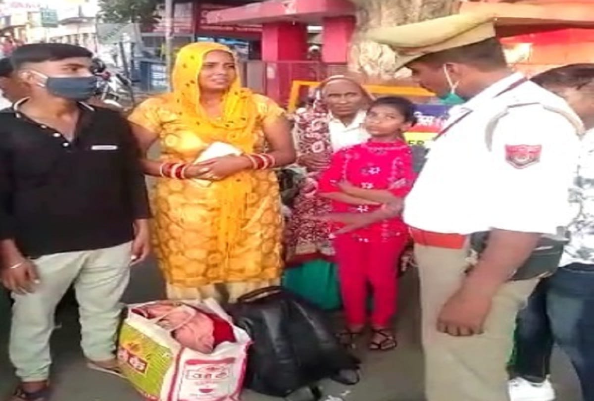 Missing luggage of female passenger found back from unique number entered in auto thanks to policeman