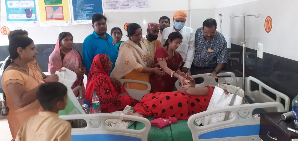 BJYM donated blood, Mahila Morcha distributed fruits