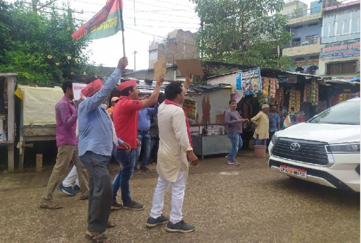 Samajwadi party workers arrested after stopped convoy of Yogi government minister dr satish chandra dwivedi in sonebhadra