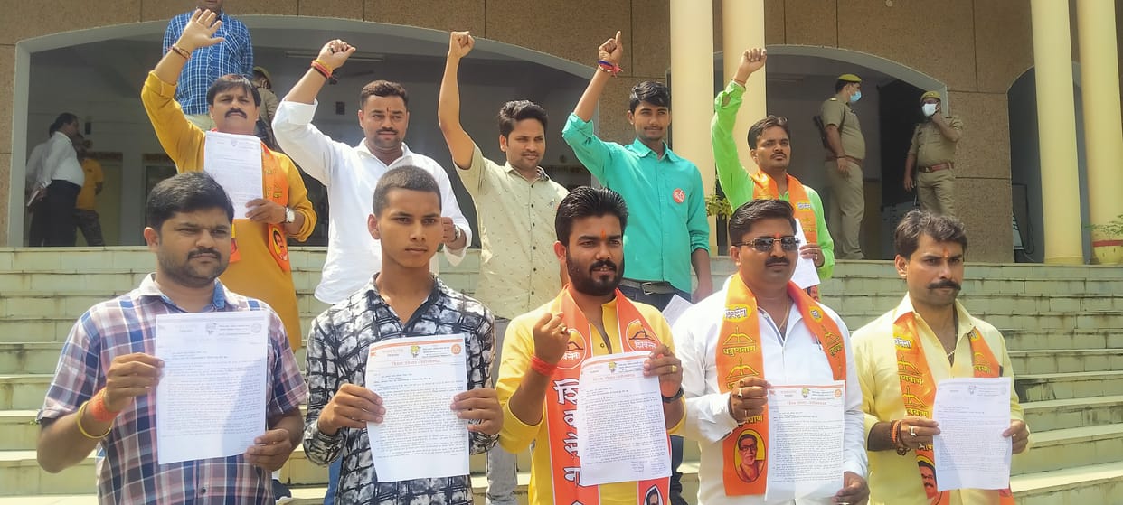 Shiv Sena protested: Raised the issue of Sonbhadra's problems, said - youth should get work, the cost of ballast and sand should be reduced