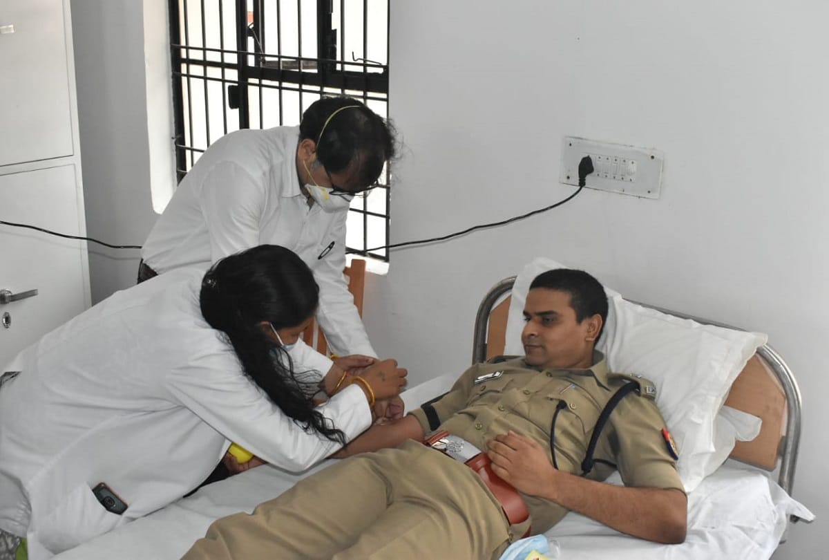 80 policemen including SSP donated blood in Agra