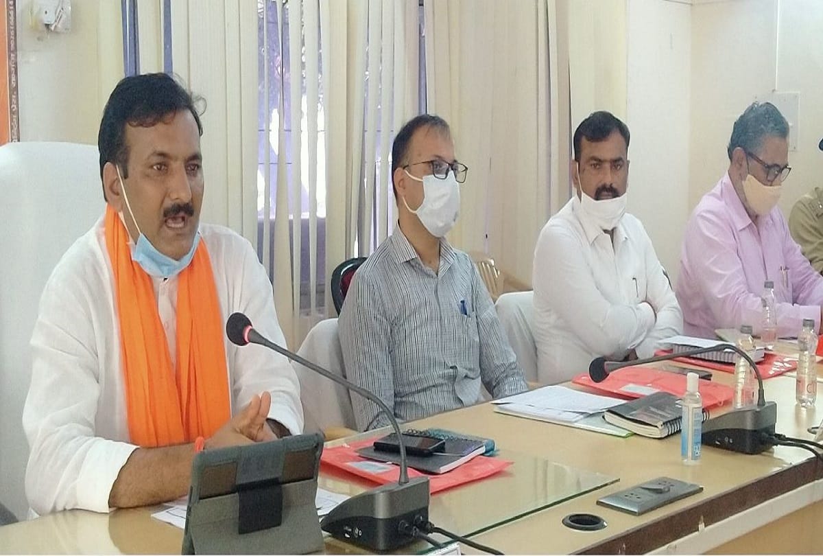 In charge And Minister Of State For Basic Education dr Satish Dwivedi present yogi Government BJP report card in sonebhadra Got Up Without Answering Question Of journalists