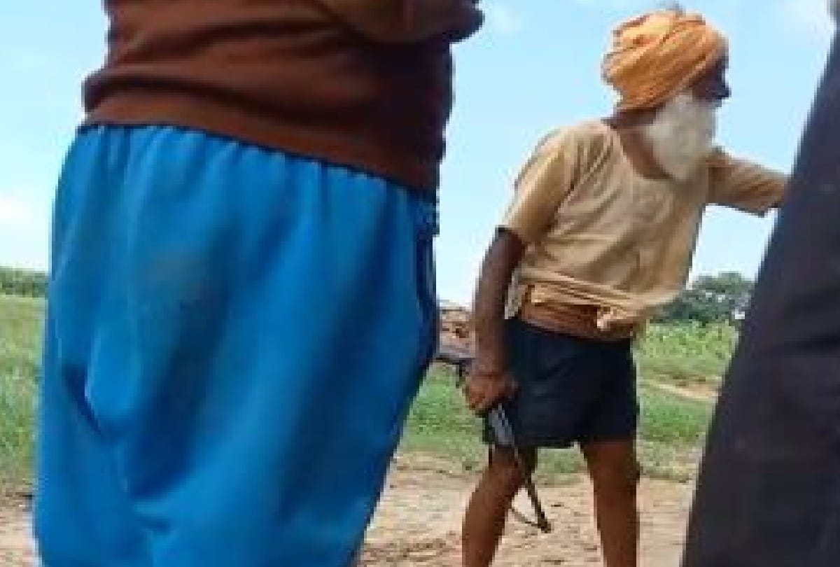 65-year-old man threatened two teenagers with a pistol in mainpuri