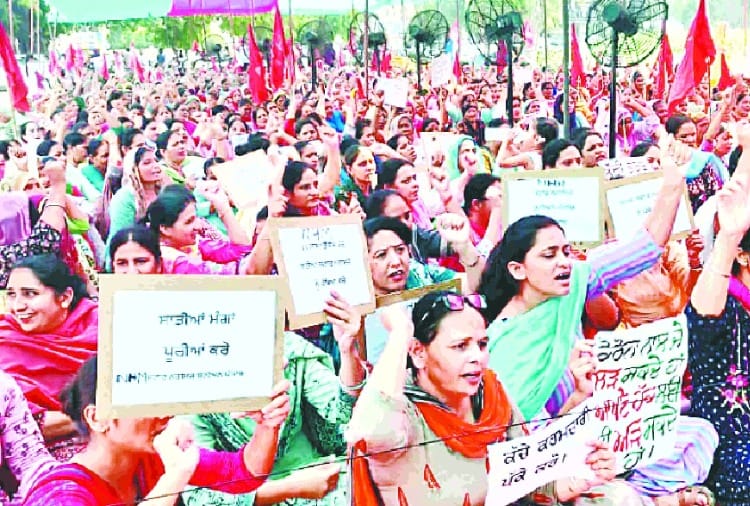 Employees demonstrated outside Navjot Singh Sidhu residence in Patiala