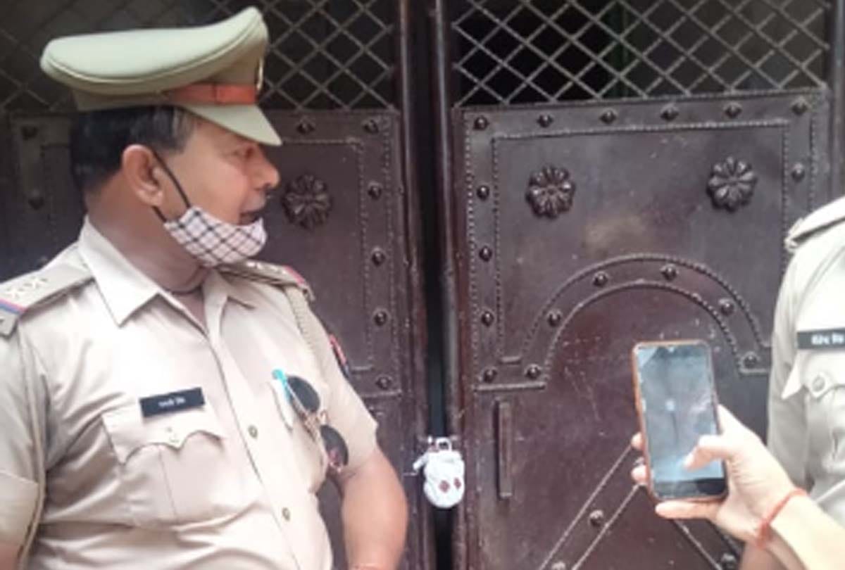 Allegations of forced religion conversion, uproar by Bajrang Dal workers in police station