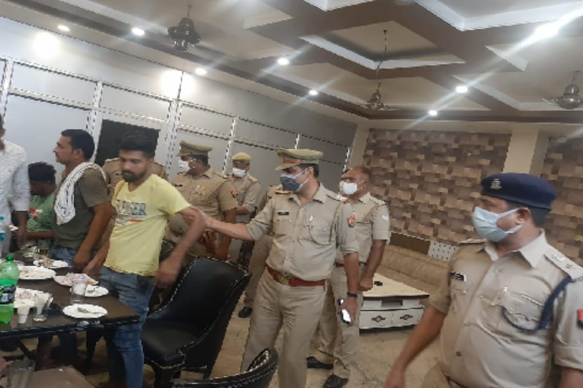Saharanpur: Police raid on chicken shops, people found drinking, police caught ten