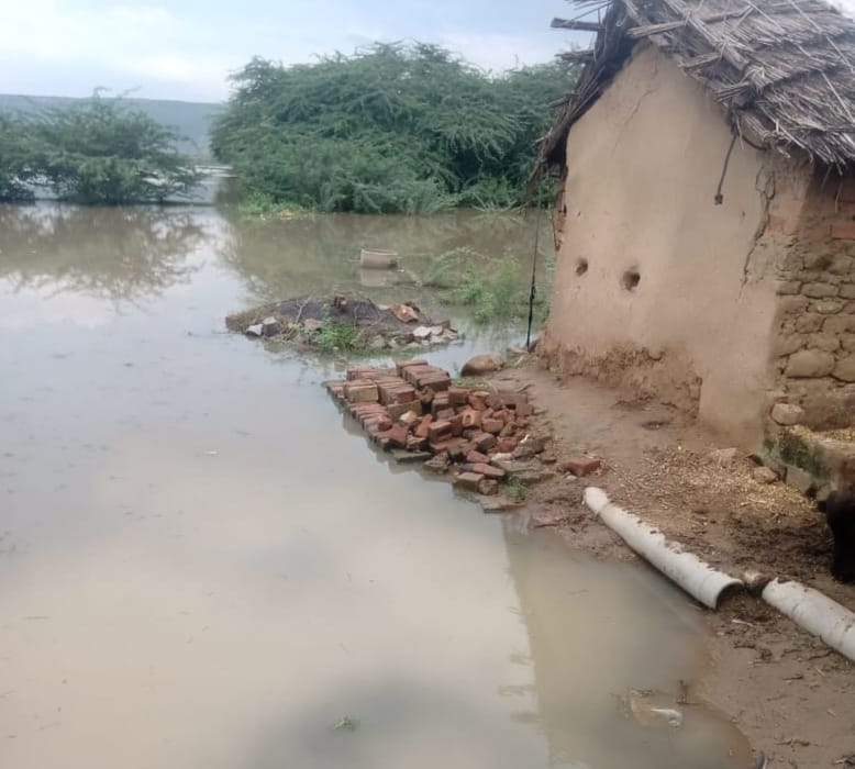 Two kutcha houses fell due to rain in Jaitaka, many cracks