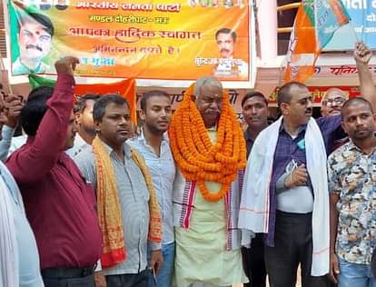The workers welcomed the Minister of State for Horticulture and Food Processing with garlands of independent charge