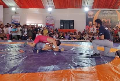 राष्ट्रीय कुश्ती चैंपियनशिप का एक दृश्य।