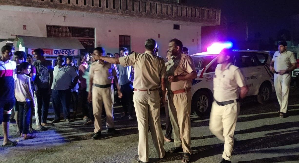 Surrey Chowk mob thrashed the young man on suspicion of forcibly putting the girl in the car by holding the hand of the girl