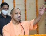 अयोध्या-अवध विवि के संतकबीर सभागार में आयोजित कार्यक्रम को संबोधित करते मुख्यमंत्री