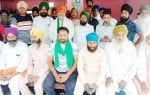 पूरनपुर में एक ढाबे पर किसानों ने साथ भाकियू के राष्ट्रीय प्रवक्ता राकेश टिकैत।
