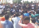 जारचा के प्यावली गांव में आयोजित पंचायत में मौजूद लोग।   संवाद