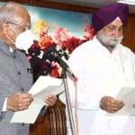 शपथ ग्रहण करते सुखजिंदर सिंह रंधावा।