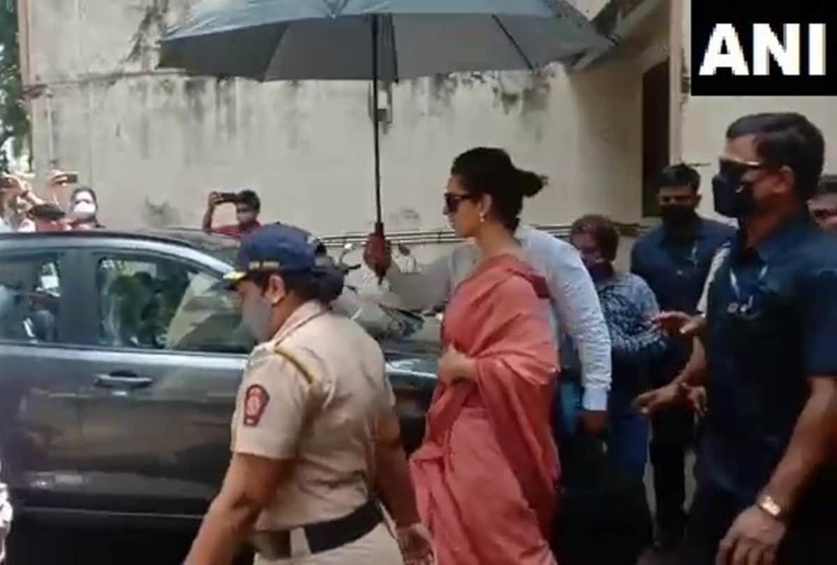 Kangana Ranaut shares photos on social media after her defamation case says shivsena pressure javed akhtar