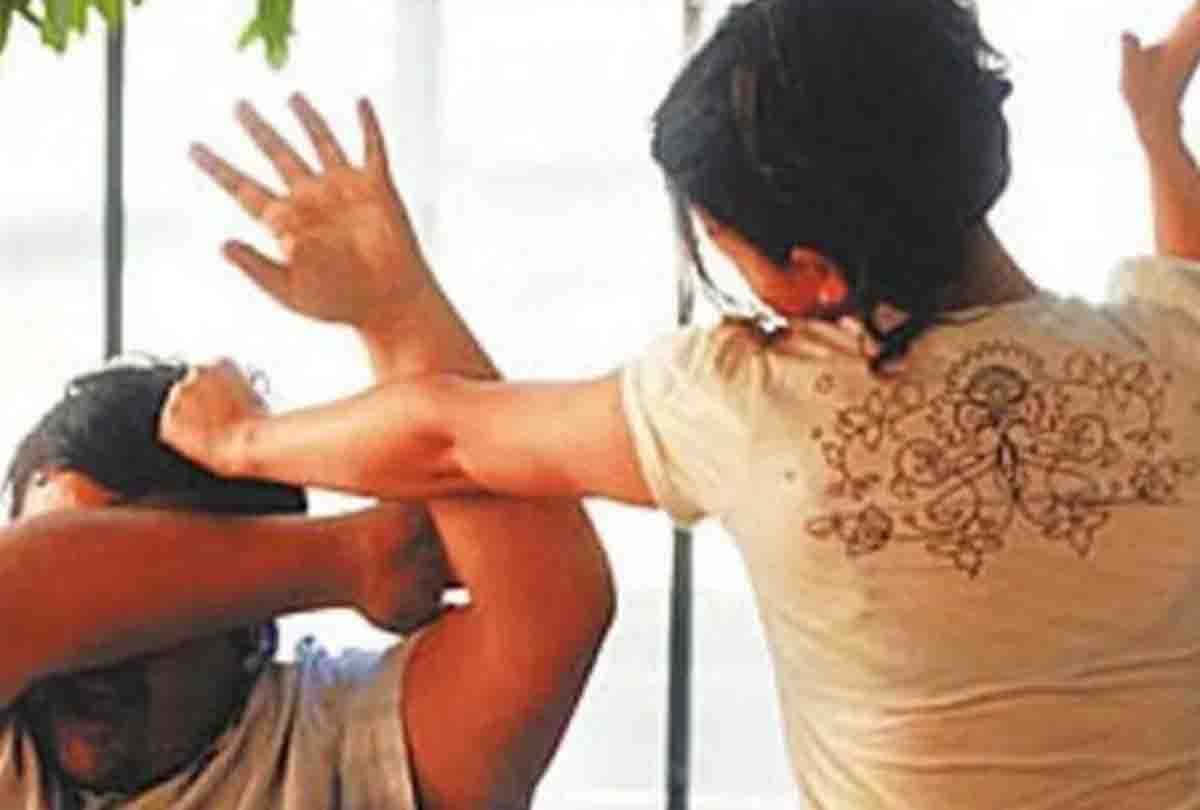 Kanpur: Wife furious after seeing husband with girlfriend, beat both of them