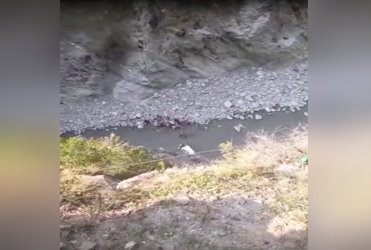 Car fell into Ravi river in bharmour highway, man dies, woman missing