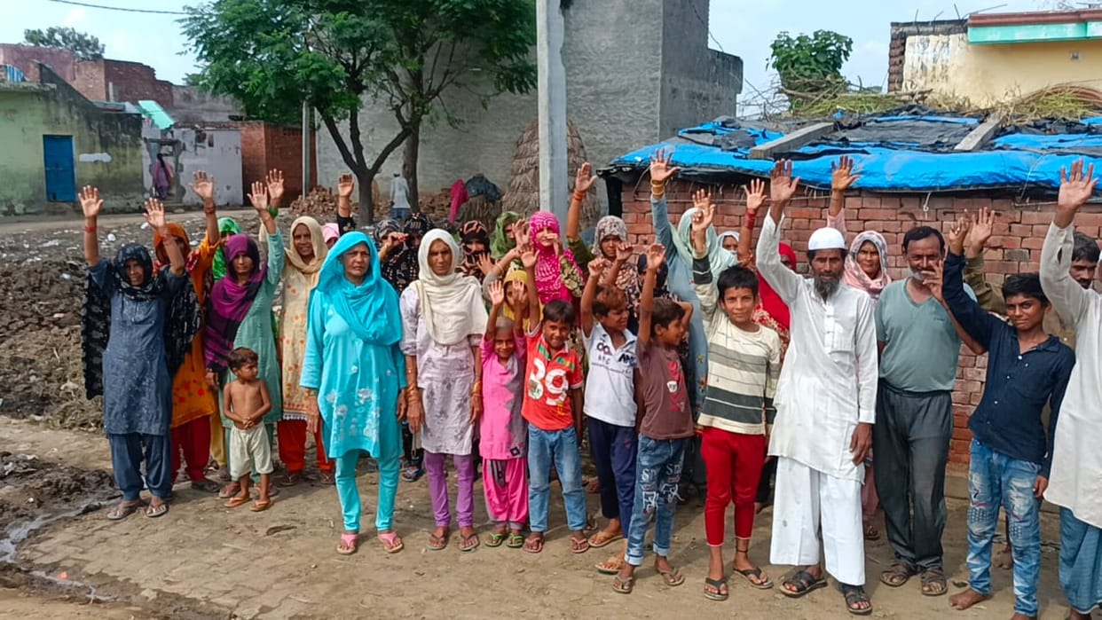 Demonstration of villagers to remove garbage