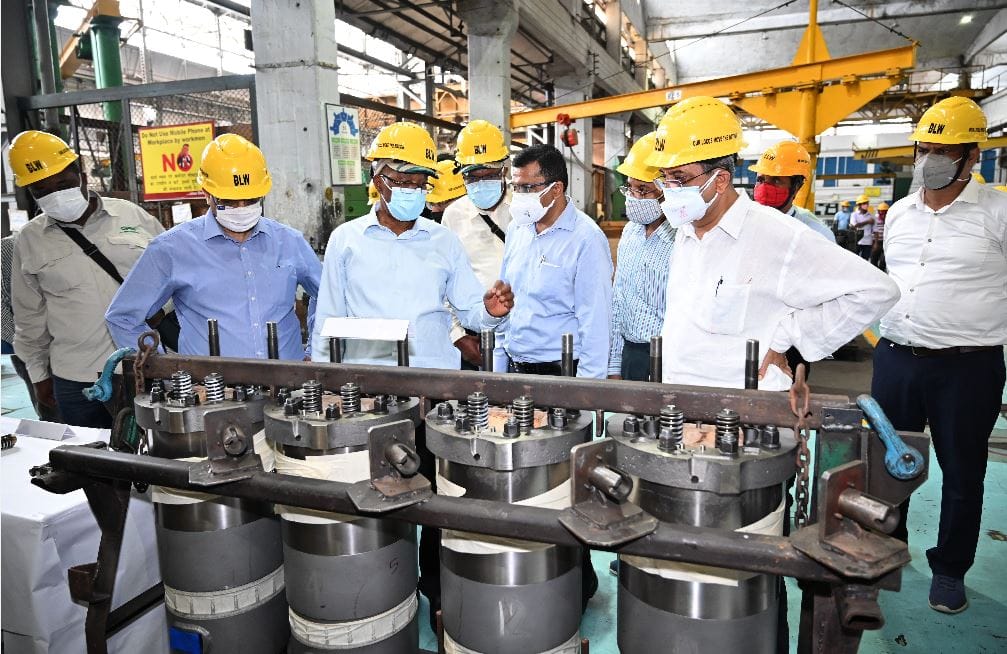 banaras locomotive works Delegation of mozambik Railway visited BLW varanasi take information  about  construction works