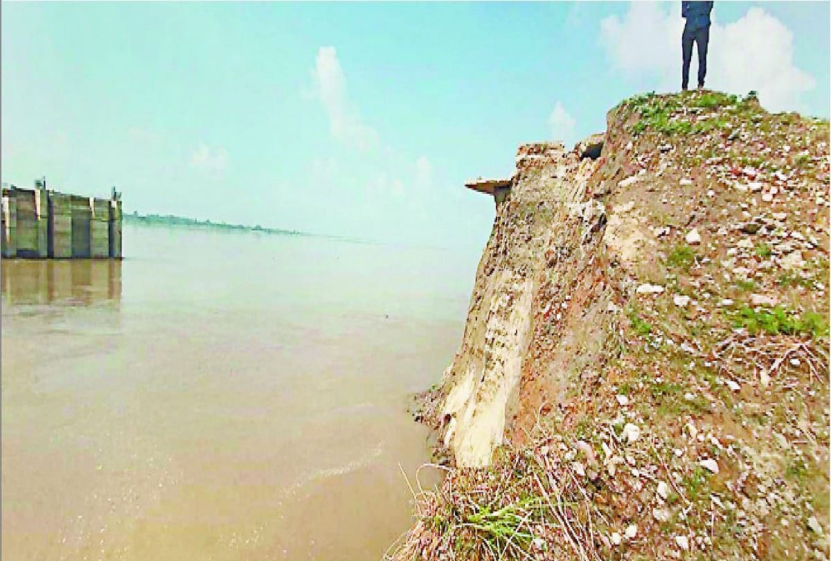 70 meters approach road of four lane bridge  built on Saryu river washed away in  mau big mistake of NHAI officials