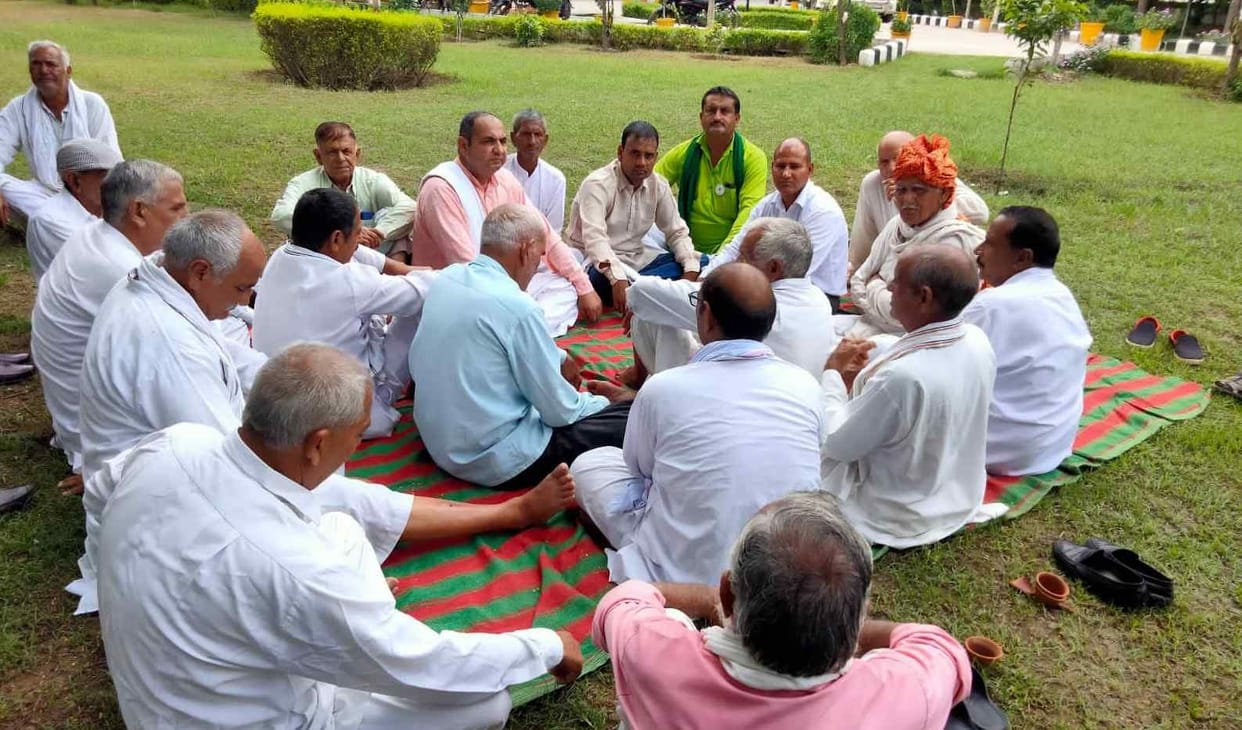 Farmers appeal to traders to keep shop closed in support of Bharat Bandh