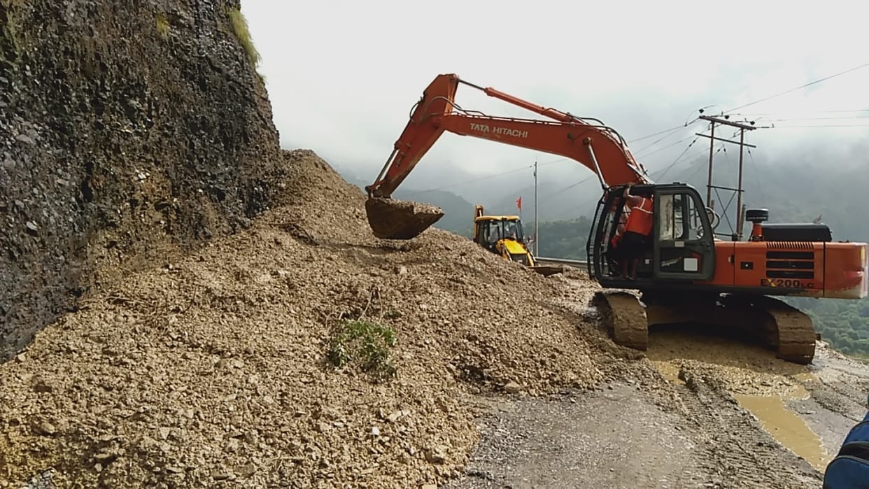 road closed in sirmaur due to landslides