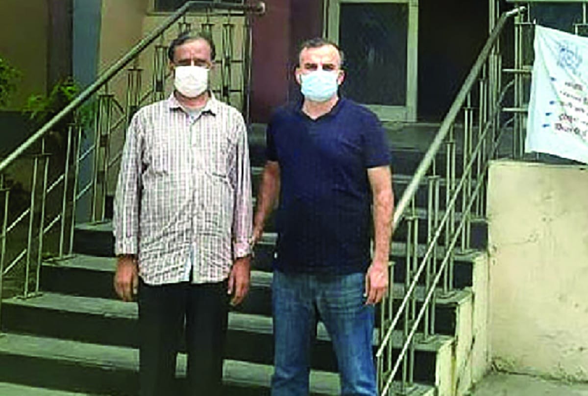 Delhi Police arrested a senior manager of a reputed company who cheated on the pretext of increasing the rating