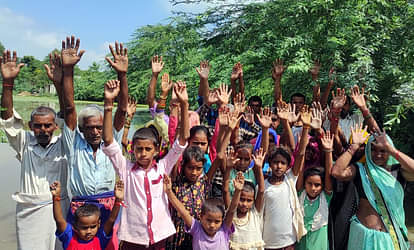 Demonstration of villagers on filling water on the road