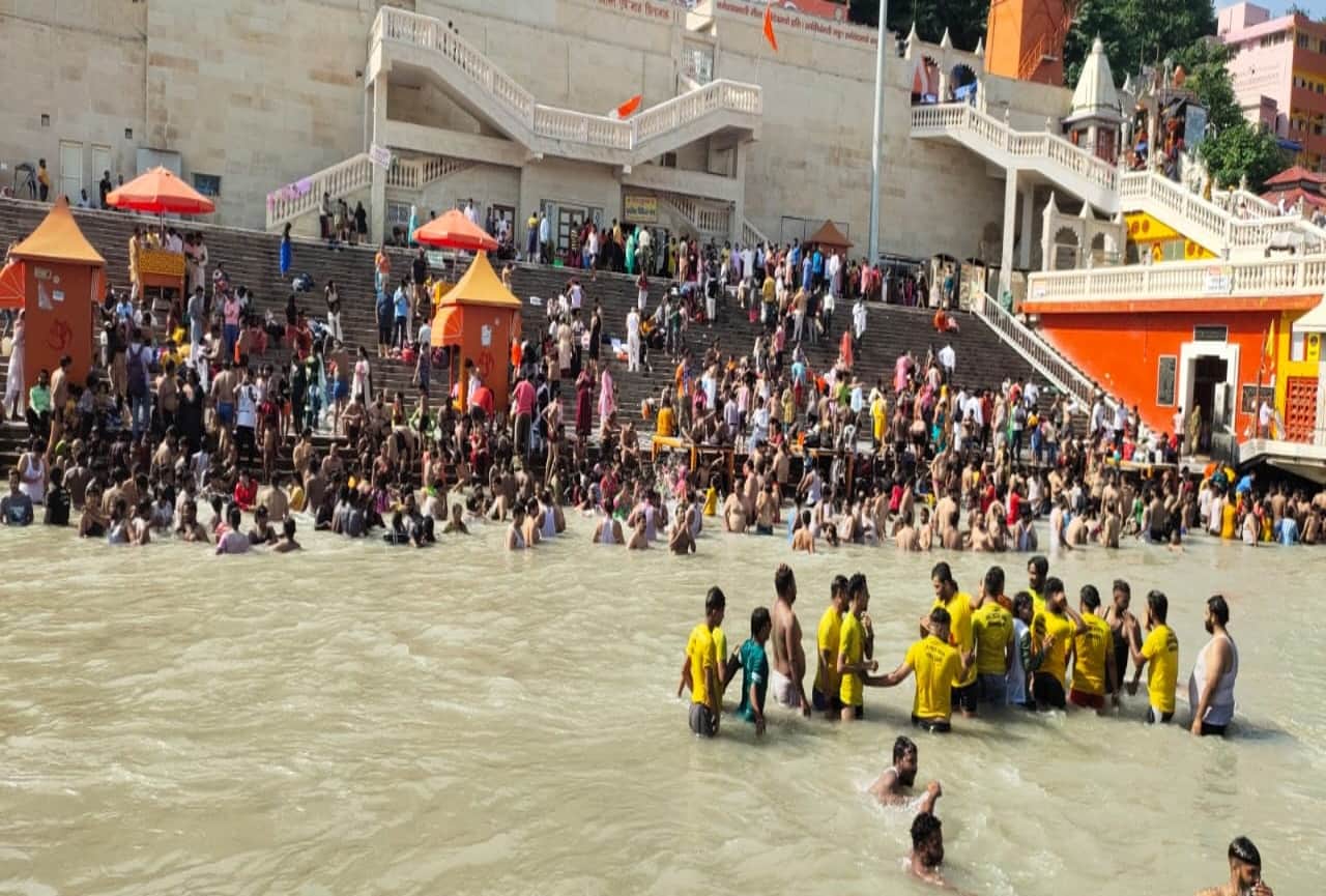 Pitru Paksha 2021: Purnima Shradh Ganga Snan in Haridwar, See Photos