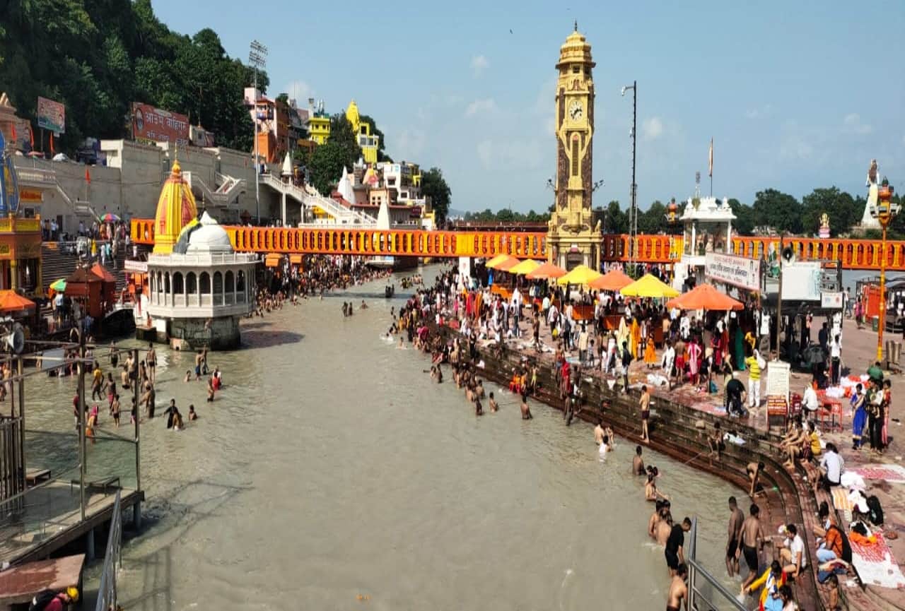 Pitru Paksha 2021: Purnima Shradh Ganga Snan in Haridwar, See Photos