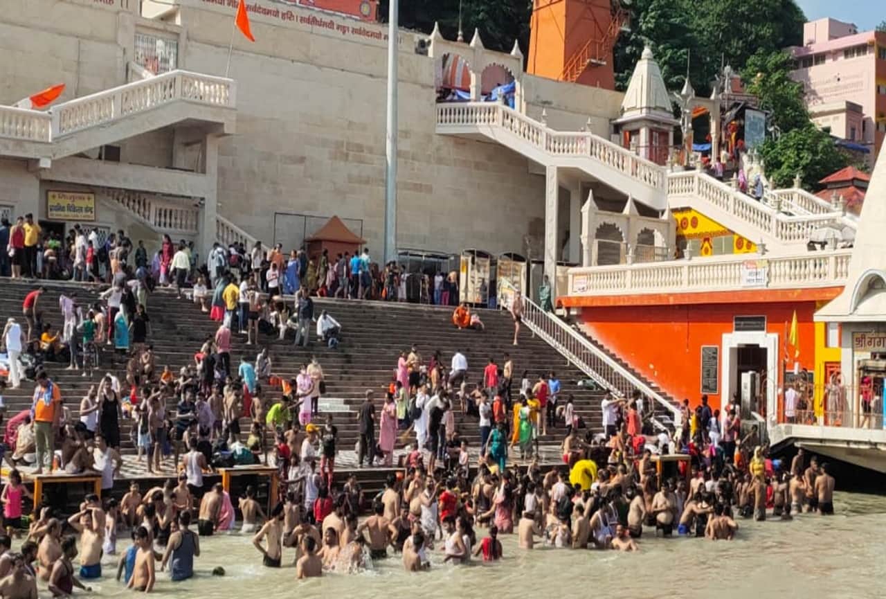 Pitru Paksha 2021: Purnima Shradh Ganga Snan in Haridwar, See Photos