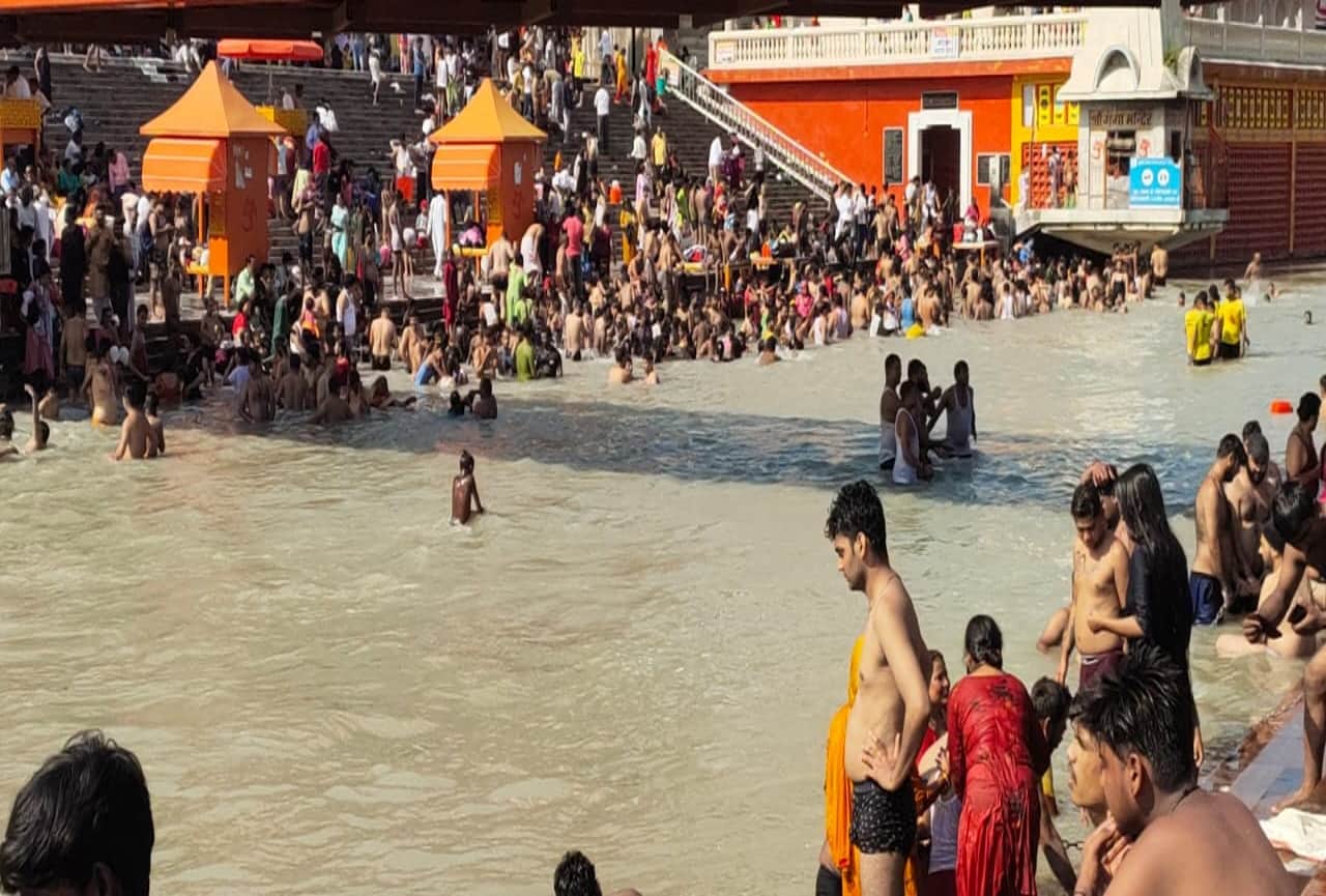 Pitru Paksha 2021: Purnima Shradh Ganga Snan in Haridwar, See Photos