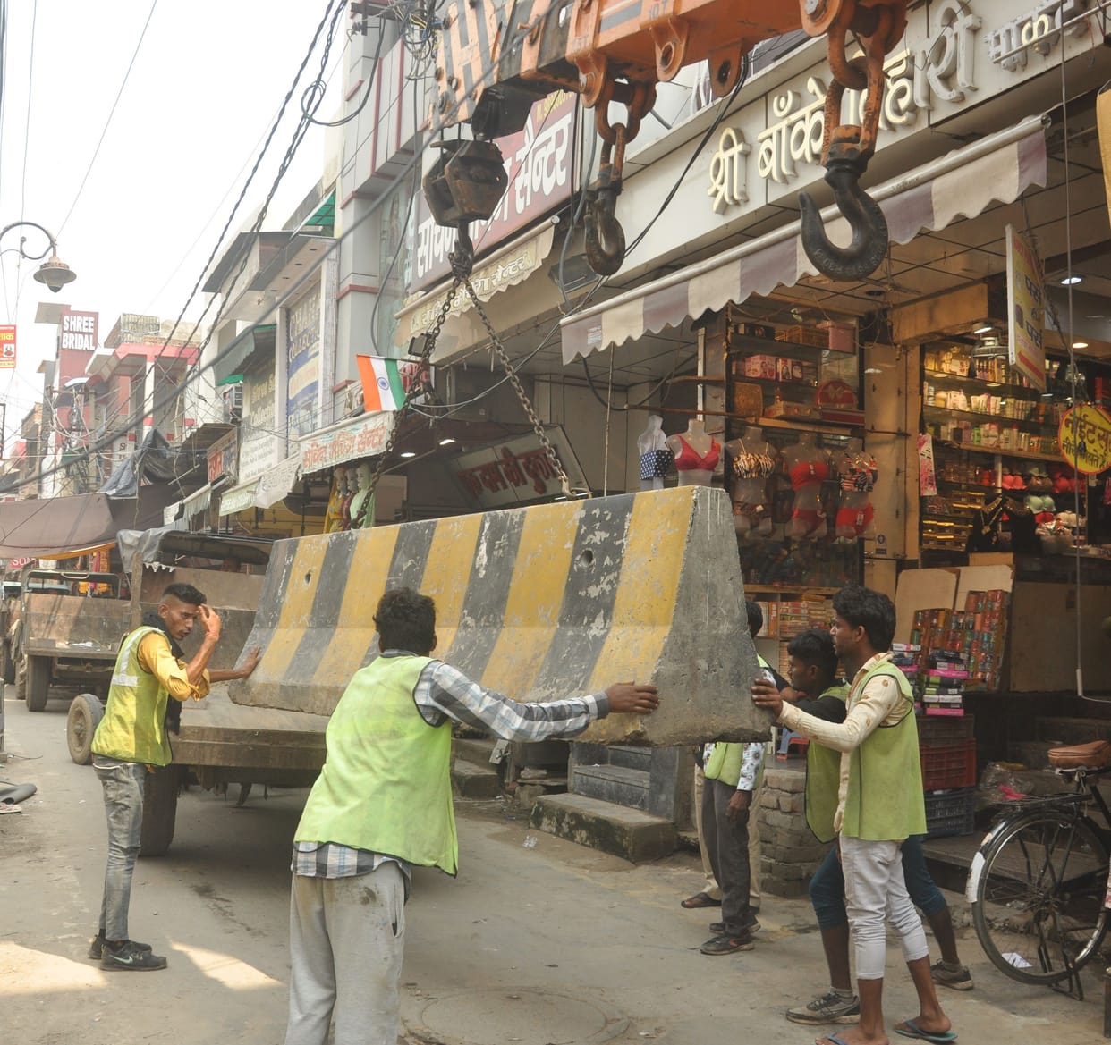 Dividers removed from Qila Road, now one-way traffic ends