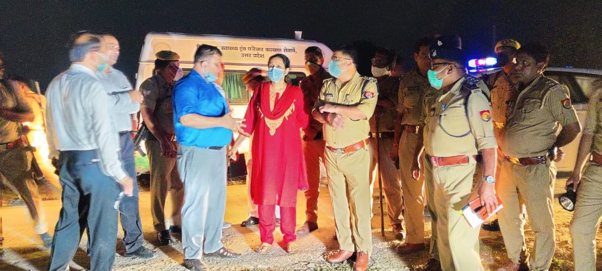 etawah news,Villagers rushed to help after hearing the sound of the goods train overturning