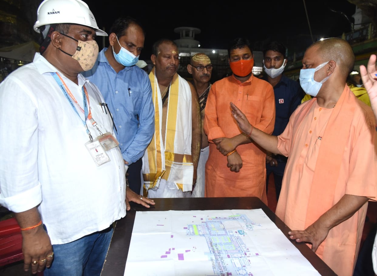CM Yogi adityanath visit Varanasi development work review meeting said make roads pothole free before Diwali 2021 make  plan to prevent infectious diseases