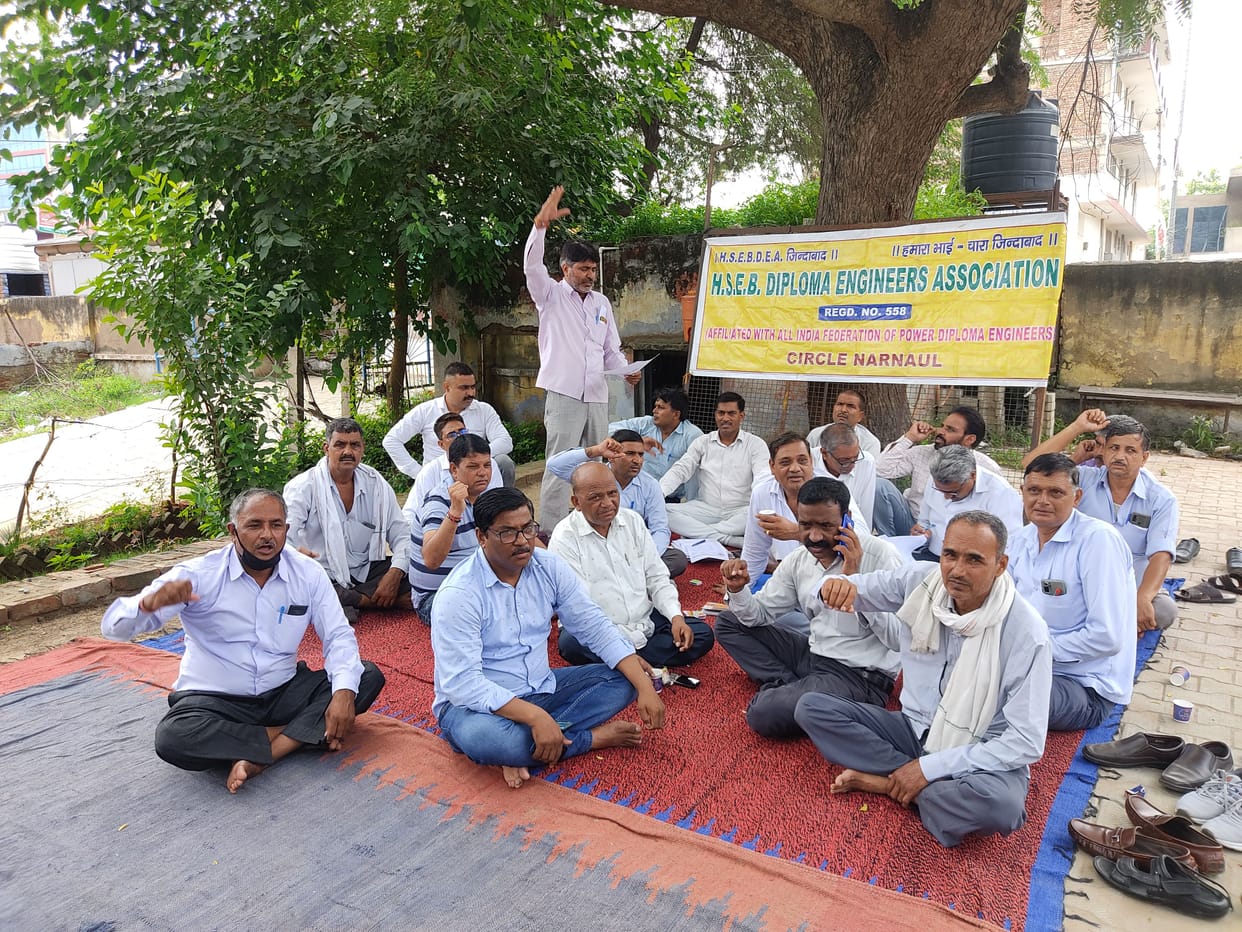 Diploma Engineers staged a sit-in at the Superintending Engineer's office regarding the demands