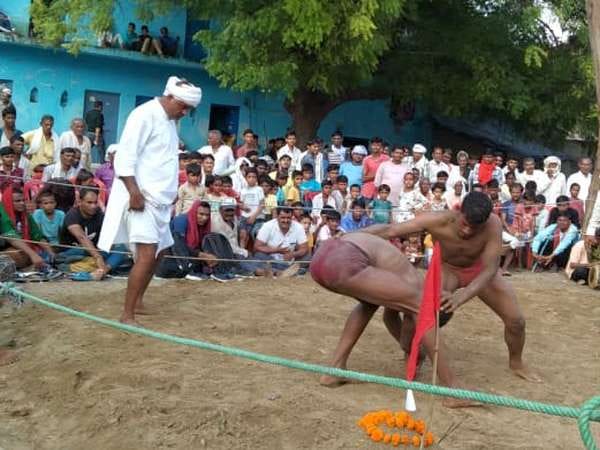 Wrestlers showed tricks in Dangal