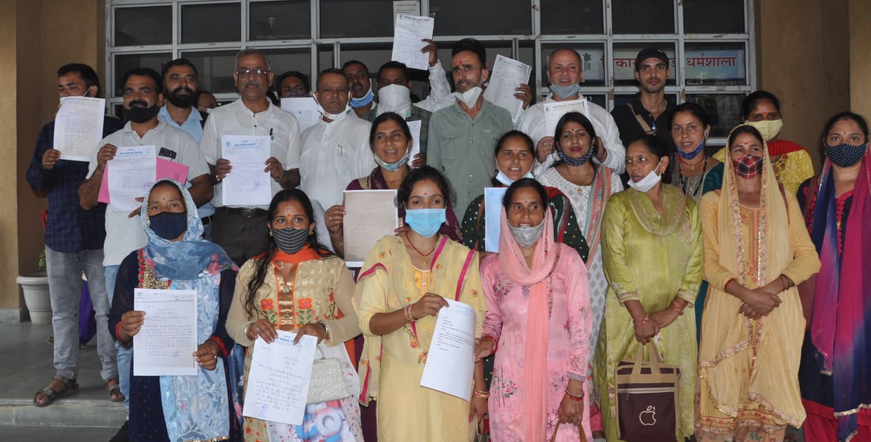 To remove the Panchayat Secretary, the princes and vice-presidents gave their resignations, Resignation submitted through class IV employee for not getting the office of the Collector, Slogans were also raised against BJP District President, sought resign
