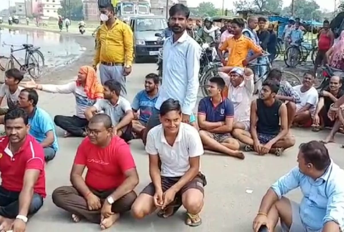 people peotest for drainage then officers of Municipal Corporation reached and started efforts In Gorakhpur